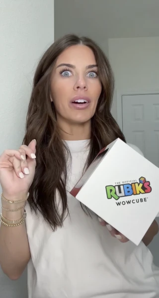 skylarrlynn_ reviewing WOWCube